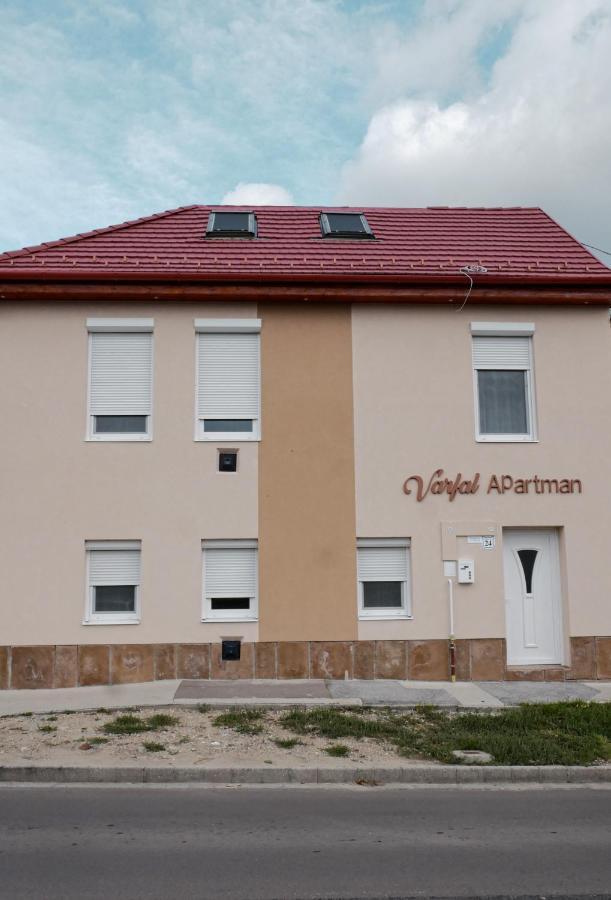 Varfal Apartman Έγκερ Εξωτερικό φωτογραφία